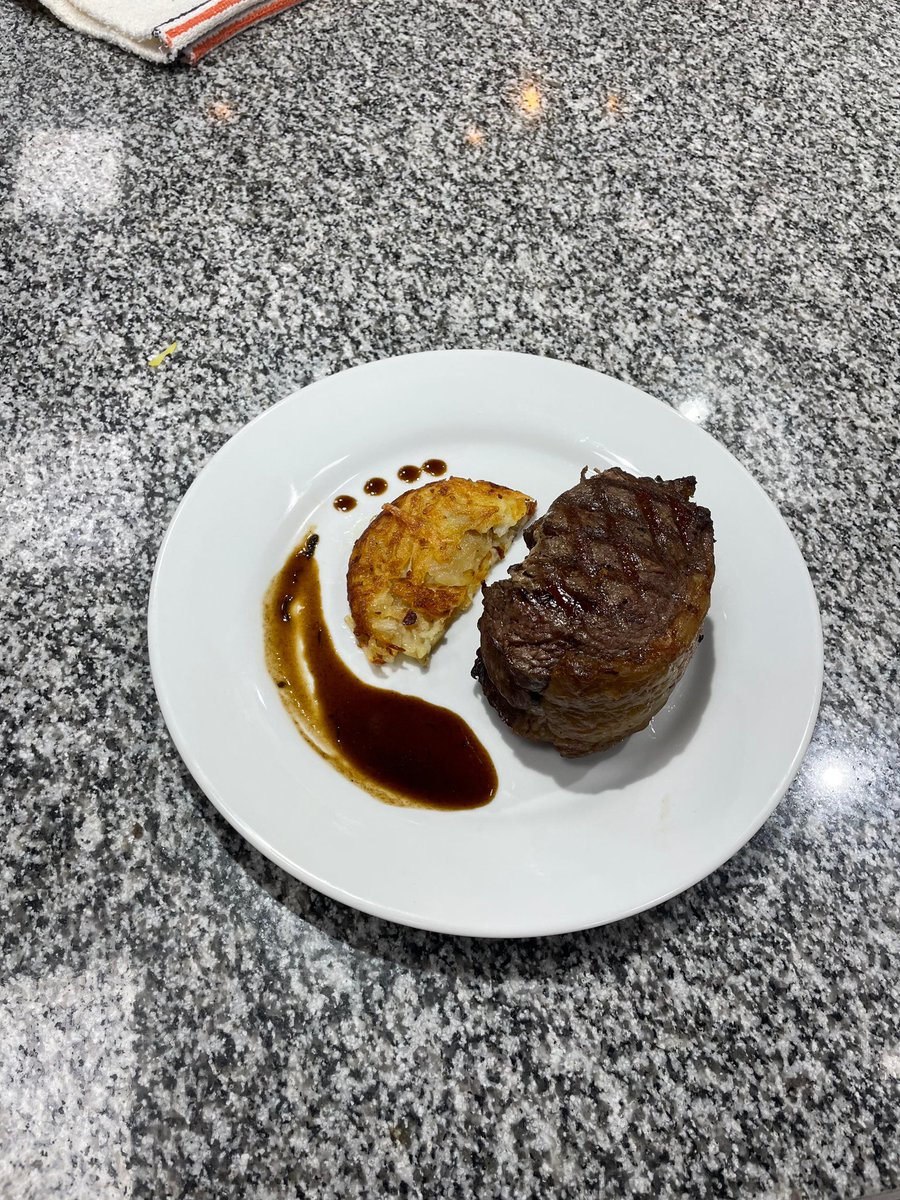 LihuLemos's tweet photo. Pero mira la comidita que se mandó la gorda, bife de chorizo relleno con hongos acompañado de paillason https://t.co/t3TEvmKoHD