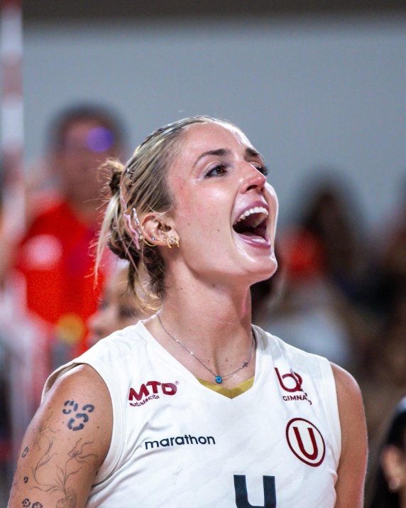 v_alezia's tweet image. Venía en un mal momento y con una gran carga de críticas en sus hombros. 
Hoy el plantel crema supo reponerse y derrotar a un histórico de la LPV.
Si, Universitario y sus deseos de victoria fueron más e ingresa al ansiado grupo de los mejores del torneo.🔥
#Vóley 
#Semifinales 4⃣