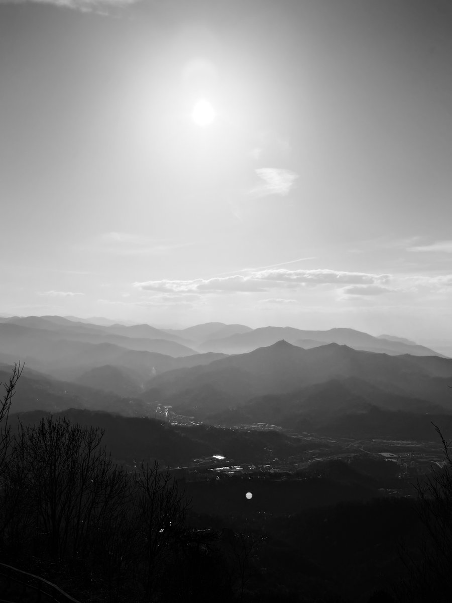 Alonein43672278's tweet image. #photography #blackandwhite #sun #hills #clouds