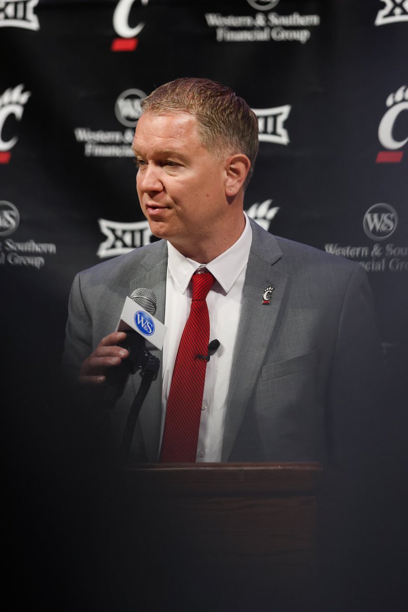 NewsRecord_UC's tweet photo. Photos from new University of Cincinnati #Bearcats men’s basketball head coach Jerrod Calhoun’s introductory press conference at Fifth Third Arena in Cincinnati on Mar. 25, 2026.

📸 Jared Meadows https://t.co/5LG5ld13zT