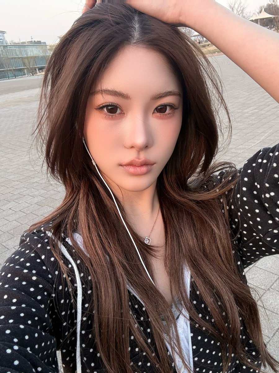 [📸 25.03.26]

Atualização da #JIANA no fromm!

🐱: s/n!!
🐱: O que você está fazendo?
🐱: Tô com saudade.
🐱: 📸
🐱: Essa foto foi tirada no Rio Han
🐱: Agora vou deitar pra dormir
🐱: Preciso acordar cedo amanhã 

#YOUNGPOSSE #영파씨 #ヤングパッシ