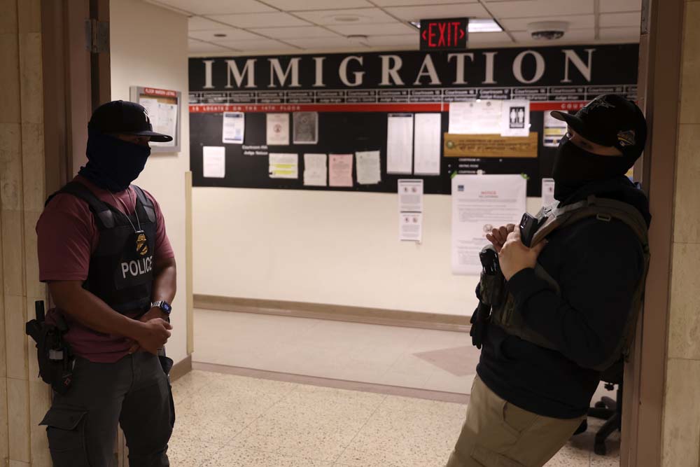 ImpactoLatino's tweet image. La gobernadora de Nueva Jersey, Mikie Sherrill, convirtió en ley tres proyectos para proteger a sus residentes y limitar las acciones de agentes del Servicio de Inmigración, a quienes se les prohibirá cubrir su rostro con máscaras. #ImpactoLatino #ICE #mascara #MikieSherrill