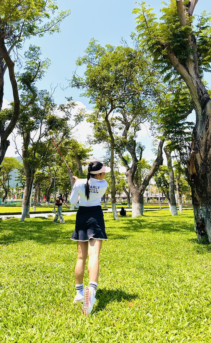 AngThi45332's tweet photo. Có những ngày cơ thể nhắc mình phải chậm lại…
Sau những ngày chấn thương tai nạn đau xương khớp, tạm xa những buổi tập nặng và những môn thể thao từng rất yêu thích “đổ mồ hôi sôi nước mắt.”

Nhưng cũng nhờ vậy, mình học cách lắng nghe bản thân nhiều hơn.
Những bước đi nhẹ nhàng, những vòng bơi biển thư giãn, vài cú swing golf chậm rãi … lại mang đến một cảm giác bình yên rất khác.

Không phải lúc nào tiến nhanh mới là tiến bộ — đôi khi, hồi phục cũng là một hành trình đáng tự hào 🌿
Mạnh mẽ không chỉ là vượt qua giới hạn, mà còn là biết chăm sóc chính mình mỗi ngày.