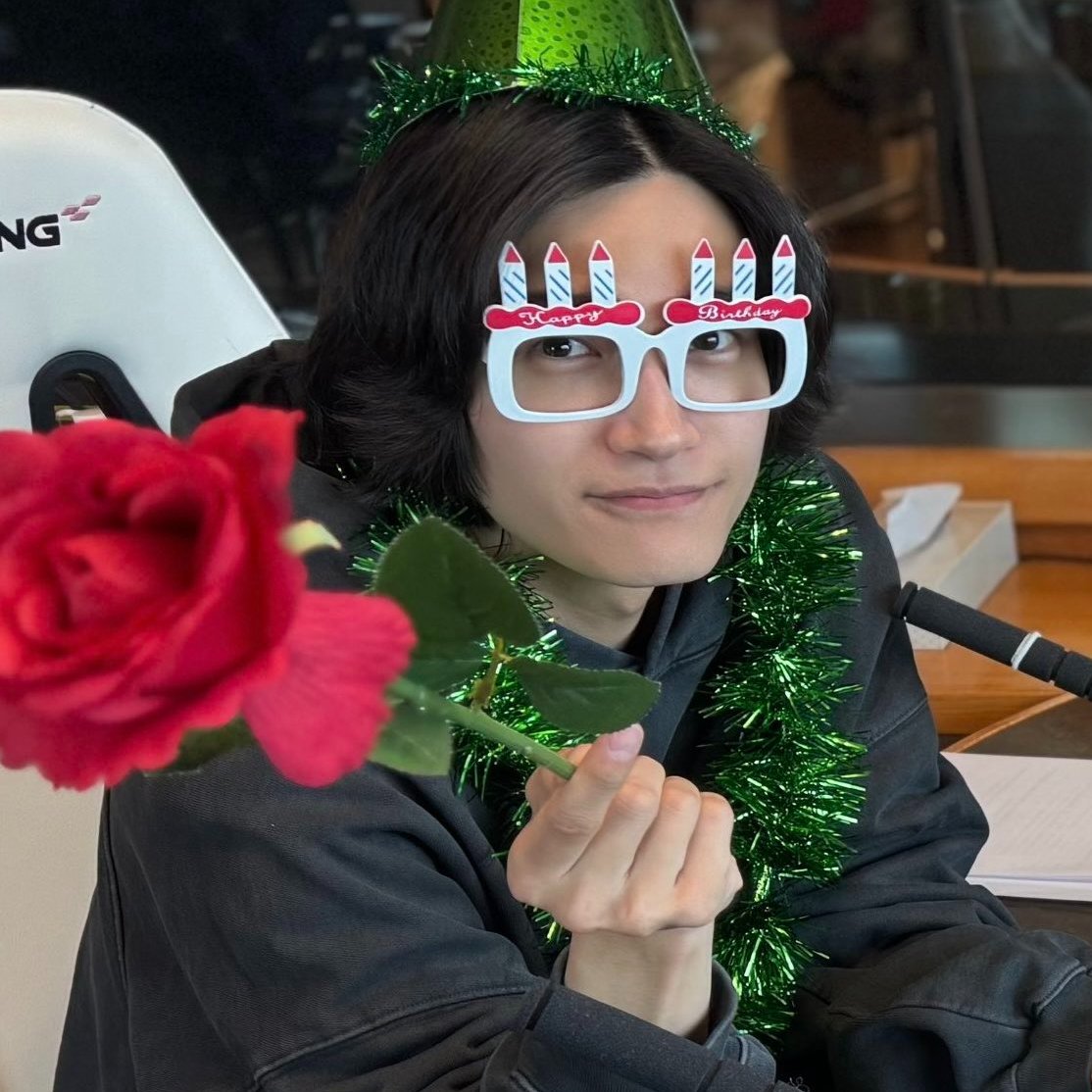 みんな髪の毛短かった頃の佐野ちゃん見て「若い！」って言ってるのにカレンダーのインタビュー見たらリーダーが「佐野ちゃん髪の毛長くなって女子力上がって若返って見える」って言ってて横転（でもそれもわかる）