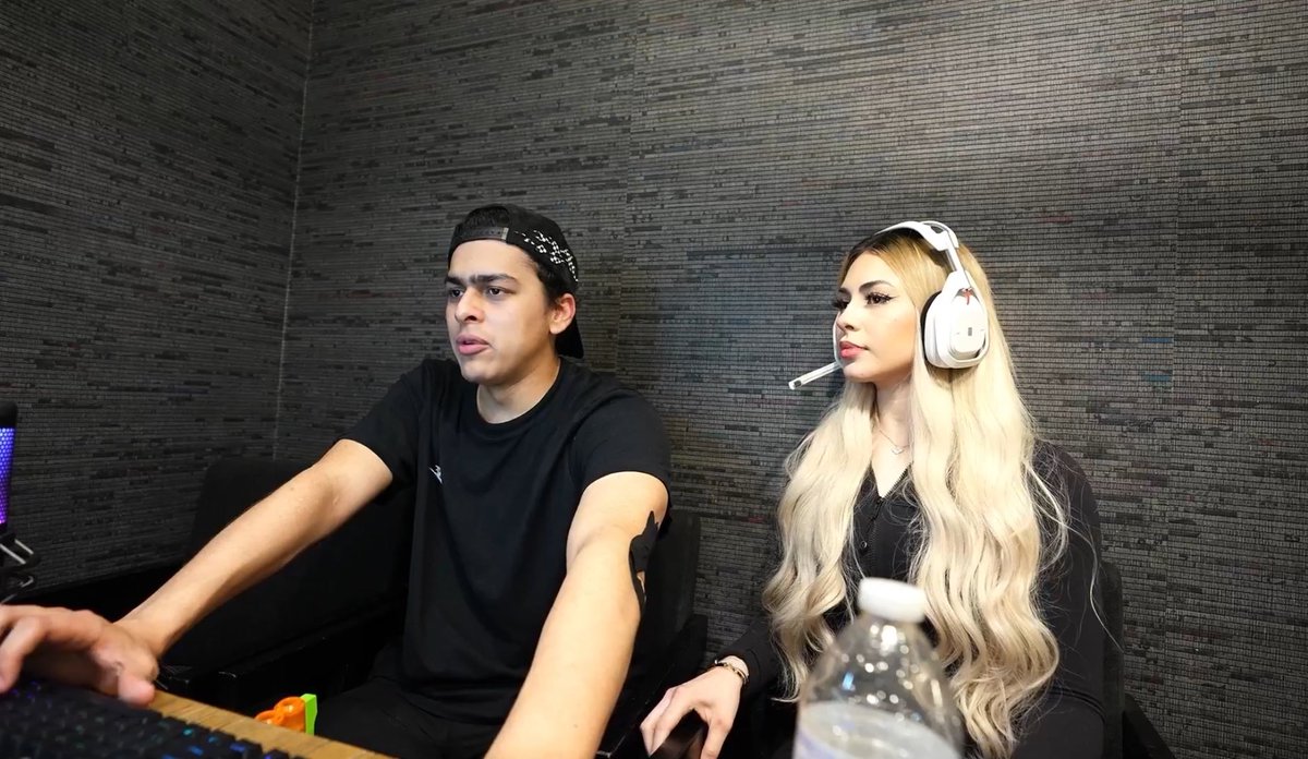 UrusRoja999 tweet media