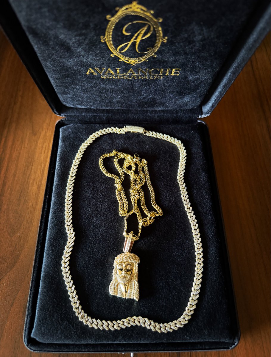 sneakermafia777's tweet image. Diamond Yellow Gold Necklace💎

#diamond 
#yellowgold 
#necklace 
#still 
#avalanche