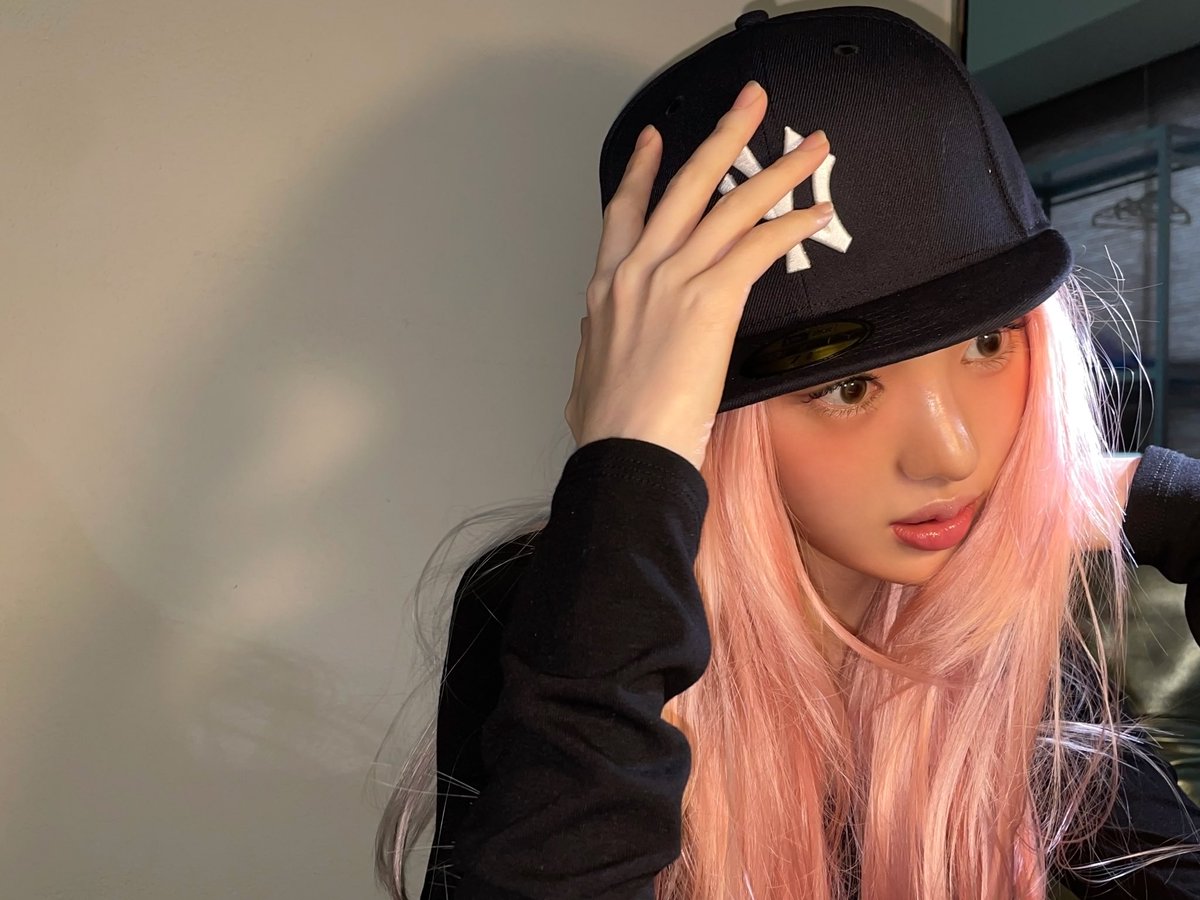 Leeesuib's tweet photo. The pink girl is having her pink agenda at its finest .. 🦩✨️ https://t.co/2RgFHtG7ak