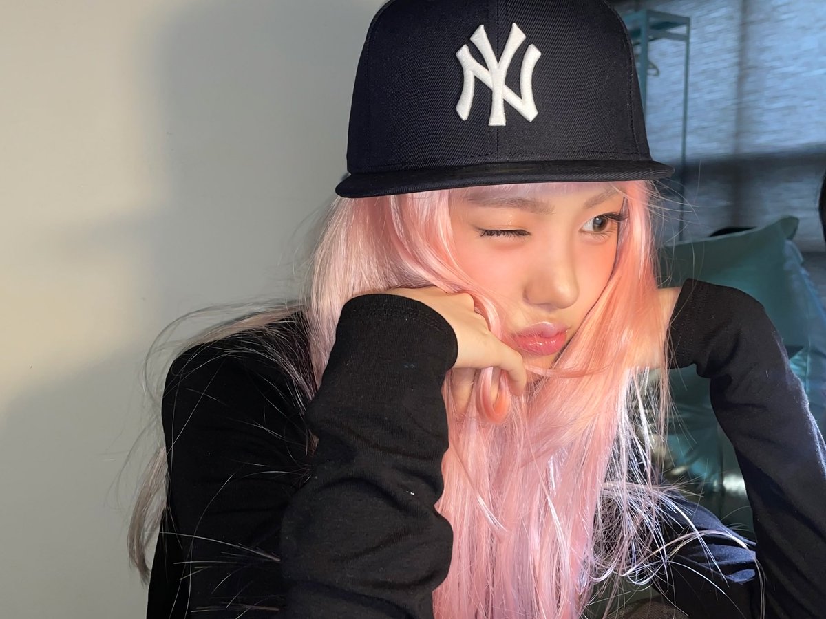 Leeesuib's tweet photo. The pink girl is having her pink agenda at its finest .. 🦩✨️ https://t.co/2RgFHtG7ak