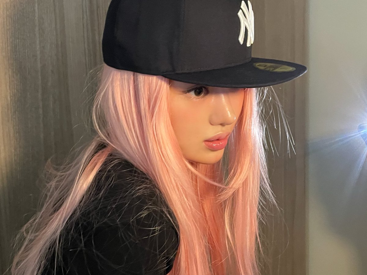 Leeesuib's tweet photo. The pink girl is having her pink agenda at its finest .. 🦩✨️ https://t.co/2RgFHtG7ak