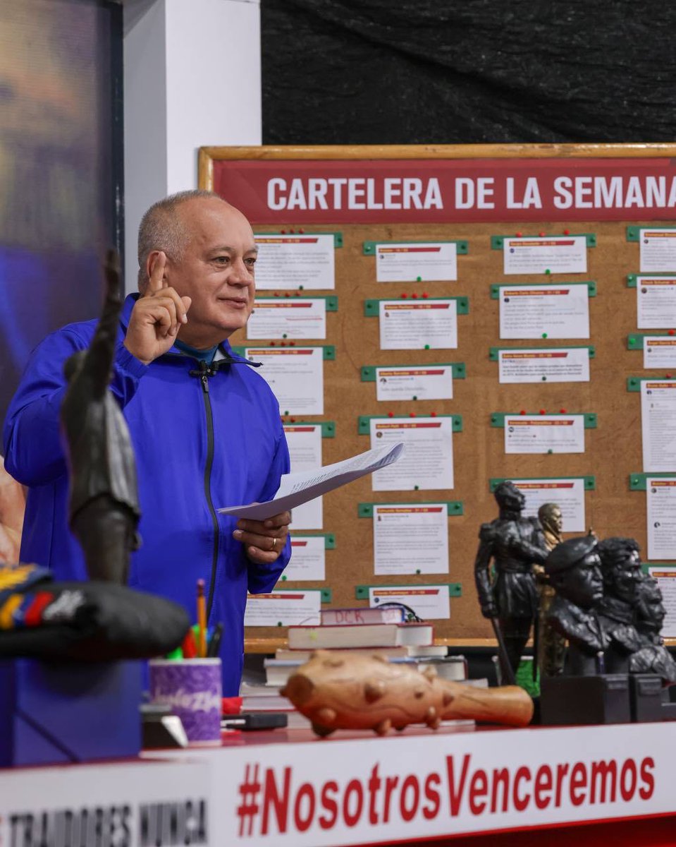 ConElMazoDando's tweet photo. #AVenezuelaNoLeGanaNadie

📰 Venezuela celebra y avanza: unidad, victoria y conciencia popular marcan el rumbo

En una nueva editorial del programa Con el Mazo Dando, Diosdado Cabello Rondón abordó diversos temas de actualidad nacional, combinando análisis político con el sentimiento colectivo que hoy recorre al país: orgullo, resistencia y unidad.

⸻

⚾ 🇻🇪 Venezuela campeona: cuando la patria juega unida
 • Venezuela celebra una victoria histórica en el béisbol, producto de:
 🧠 Disciplina
 💪 Trabajo en equipo
 🎯 Ejecución impecable en defensa, picheo y bateo
 Se destacó que:
 • Los jugadores hicieron “las cosas pequeñas bien”, clave del éxito.
 • Fue un equipo que jugó con alma, corazón y compromiso con el país.
 💬 Mensaje claro:
 • Aquí no ganó un sector político… ganó Venezuela entera.
 🔥 Se resalta un elemento clave:
 • Venezuela, junto a pocos países, jugó con peloteros nacidos en su tierra → identidad nacional pura.
 ⚠️ Crítica directa:
 • Sectores opositores intentaron empañar la victoria con comentarios cargados de resentimiento.

⸻

😠🧠 La oposición y la incapacidad de celebrar lo nacional
 Se cuestiona la actitud de algunos voceros opositores:
 • ❌ No celebran los logros del país.
 • ❌ Intentan politizar incluso una victoria deportiva.
 🎯 Caso puntual:
 • Críticas por la posibilidad de que el trofeo fuese llevado a instituciones del Estado.
 💬 Reflexión:
 • “Cuando gana Venezuela, ganamos todos… pero hay quienes no lo entienden”.
 🔍 Diagnóstico político:
 • Una oposición desconectada del pueblo, atrapada en el resentimiento.

⸻

🌎 ✈️ Migración y doble moral internacional
 Se plantea una pregunta directa:
 • ¿Cuántos gobiernos realmente recibieron con solidaridad a los migrantes venezolanos?
 🧩 Mensaje implícito:
 • Existe una narrativa internacional manipulada.
 🇻🇪 Se refuerza la idea de:
 • Un pueblo que ha resistido y sigue de pie, pese a las dificultades.

⸻

🛡️📊 Prepararse para todo: clave de la Revolución
 Se reafirma una línea estratégica:
 • ⚠️ Siempre estar listos para el peor escenario.
 💡 Enfoque:
 • Organización
 • Conciencia política
 • Capacidad de respuesta
 🙏 Si el escenario es favorable:
 • Se reconoce como resultado del esfuerzo colectivo.
 🎯 Mensaje:
 • La Revolución no improvisa, se prepara.

⸻

📉😤 Una oposición dividida, frustrada y sin rumbo
 Se describe el momento actual de la oposición como:
 • 🔻 Fragmentado
 • 🔻 Lleno de conflictos internos
 • 🔻 Sin capacidad de acción coherente
 🗣️ Se recuerda:
 • Promesas políticas que no se cumplieron.
 🔍 Conclusión:
 • Están en una fase de desgaste y desconexión con la realidad del país.

⸻

🙌🔥 Orgullo nacional y conciencia colectiva
 La victoria deportiva se convierte en símbolo de:
 • 🇻🇪 Unidad nacional
 • 💥 Capacidad de superar obstáculos
 • 🤝 Trabajo colectivo
 💬 Idea central que atraviesa toda la editorial:
 • Cuando Venezuela se une, no hay quien la detenga.
 📢 Se posiciona la consigna:
 • #AVenezuelaNoLeGanaNadie

⸻

🧭 Cierre: un país que resiste, celebra y sigue avanzando
 La editorial deja una línea clara:
 • Venezuela no solo celebra una victoria deportiva.
 • También reafirma su rumbo político y social.
 🔴 Mensaje final:
 • Unidad, conciencia y preparación son las claves para seguir avanzando.
 🇻🇪 Porque más allá de cualquier diferencia:
 • La patria siempre está por encima de todo.

@dcabellor