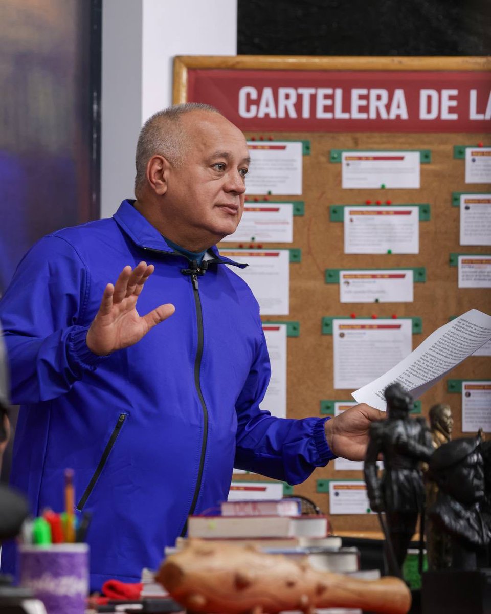 ConElMazoDando's tweet photo. #AVenezuelaNoLeGanaNadie

📰 Venezuela celebra y avanza: unidad, victoria y conciencia popular marcan el rumbo

En una nueva editorial del programa Con el Mazo Dando, Diosdado Cabello Rondón abordó diversos temas de actualidad nacional, combinando análisis político con el sentimiento colectivo que hoy recorre al país: orgullo, resistencia y unidad.

⸻

⚾ 🇻🇪 Venezuela campeona: cuando la patria juega unida
 • Venezuela celebra una victoria histórica en el béisbol, producto de:
 🧠 Disciplina
 💪 Trabajo en equipo
 🎯 Ejecución impecable en defensa, picheo y bateo
 Se destacó que:
 • Los jugadores hicieron “las cosas pequeñas bien”, clave del éxito.
 • Fue un equipo que jugó con alma, corazón y compromiso con el país.
 💬 Mensaje claro:
 • Aquí no ganó un sector político… ganó Venezuela entera.
 🔥 Se resalta un elemento clave:
 • Venezuela, junto a pocos países, jugó con peloteros nacidos en su tierra → identidad nacional pura.
 ⚠️ Crítica directa:
 • Sectores opositores intentaron empañar la victoria con comentarios cargados de resentimiento.

⸻

😠🧠 La oposición y la incapacidad de celebrar lo nacional
 Se cuestiona la actitud de algunos voceros opositores:
 • ❌ No celebran los logros del país.
 • ❌ Intentan politizar incluso una victoria deportiva.
 🎯 Caso puntual:
 • Críticas por la posibilidad de que el trofeo fuese llevado a instituciones del Estado.
 💬 Reflexión:
 • “Cuando gana Venezuela, ganamos todos… pero hay quienes no lo entienden”.
 🔍 Diagnóstico político:
 • Una oposición desconectada del pueblo, atrapada en el resentimiento.

⸻

🌎 ✈️ Migración y doble moral internacional
 Se plantea una pregunta directa:
 • ¿Cuántos gobiernos realmente recibieron con solidaridad a los migrantes venezolanos?
 🧩 Mensaje implícito:
 • Existe una narrativa internacional manipulada.
 🇻🇪 Se refuerza la idea de:
 • Un pueblo que ha resistido y sigue de pie, pese a las dificultades.

⸻

🛡️📊 Prepararse para todo: clave de la Revolución
 Se reafirma una línea estratégica:
 • ⚠️ Siempre estar listos para el peor escenario.
 💡 Enfoque:
 • Organización
 • Conciencia política
 • Capacidad de respuesta
 🙏 Si el escenario es favorable:
 • Se reconoce como resultado del esfuerzo colectivo.
 🎯 Mensaje:
 • La Revolución no improvisa, se prepara.

⸻

📉😤 Una oposición dividida, frustrada y sin rumbo
 Se describe el momento actual de la oposición como:
 • 🔻 Fragmentado
 • 🔻 Lleno de conflictos internos
 • 🔻 Sin capacidad de acción coherente
 🗣️ Se recuerda:
 • Promesas políticas que no se cumplieron.
 🔍 Conclusión:
 • Están en una fase de desgaste y desconexión con la realidad del país.

⸻

🙌🔥 Orgullo nacional y conciencia colectiva
 La victoria deportiva se convierte en símbolo de:
 • 🇻🇪 Unidad nacional
 • 💥 Capacidad de superar obstáculos
 • 🤝 Trabajo colectivo
 💬 Idea central que atraviesa toda la editorial:
 • Cuando Venezuela se une, no hay quien la detenga.
 📢 Se posiciona la consigna:
 • #AVenezuelaNoLeGanaNadie

⸻

🧭 Cierre: un país que resiste, celebra y sigue avanzando
 La editorial deja una línea clara:
 • Venezuela no solo celebra una victoria deportiva.
 • También reafirma su rumbo político y social.
 🔴 Mensaje final:
 • Unidad, conciencia y preparación son las claves para seguir avanzando.
 🇻🇪 Porque más allá de cualquier diferencia:
 • La patria siempre está por encima de todo.

@dcabellor