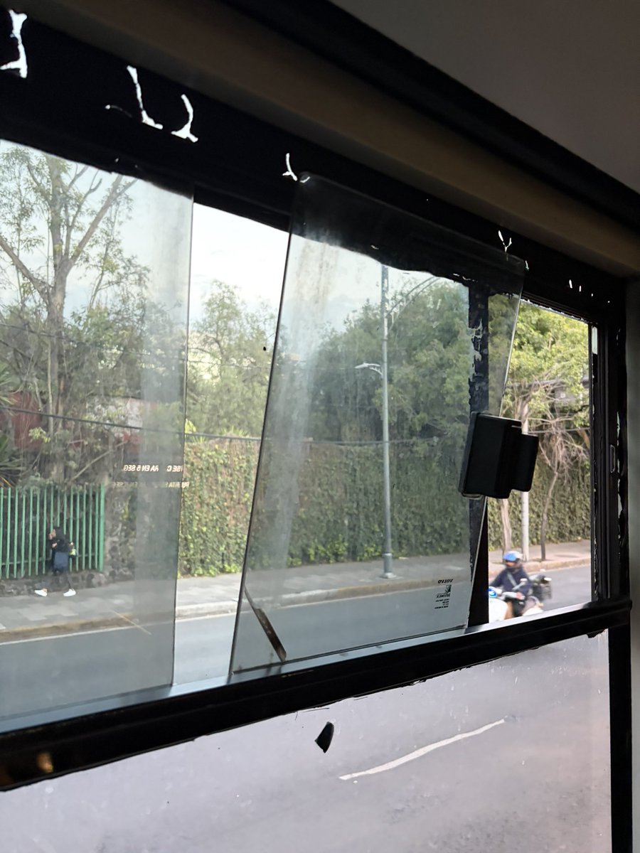 ivrouge's tweet photo. @MetrobusCDMX para reportar la unidad VYCSA-1073. Un fuertísimo olor a excremento, además de qué se encuentra en muy malas condiciones operativas, y una ventana está a punto de desprenderse. https://t.co/cu7vbhOJw2