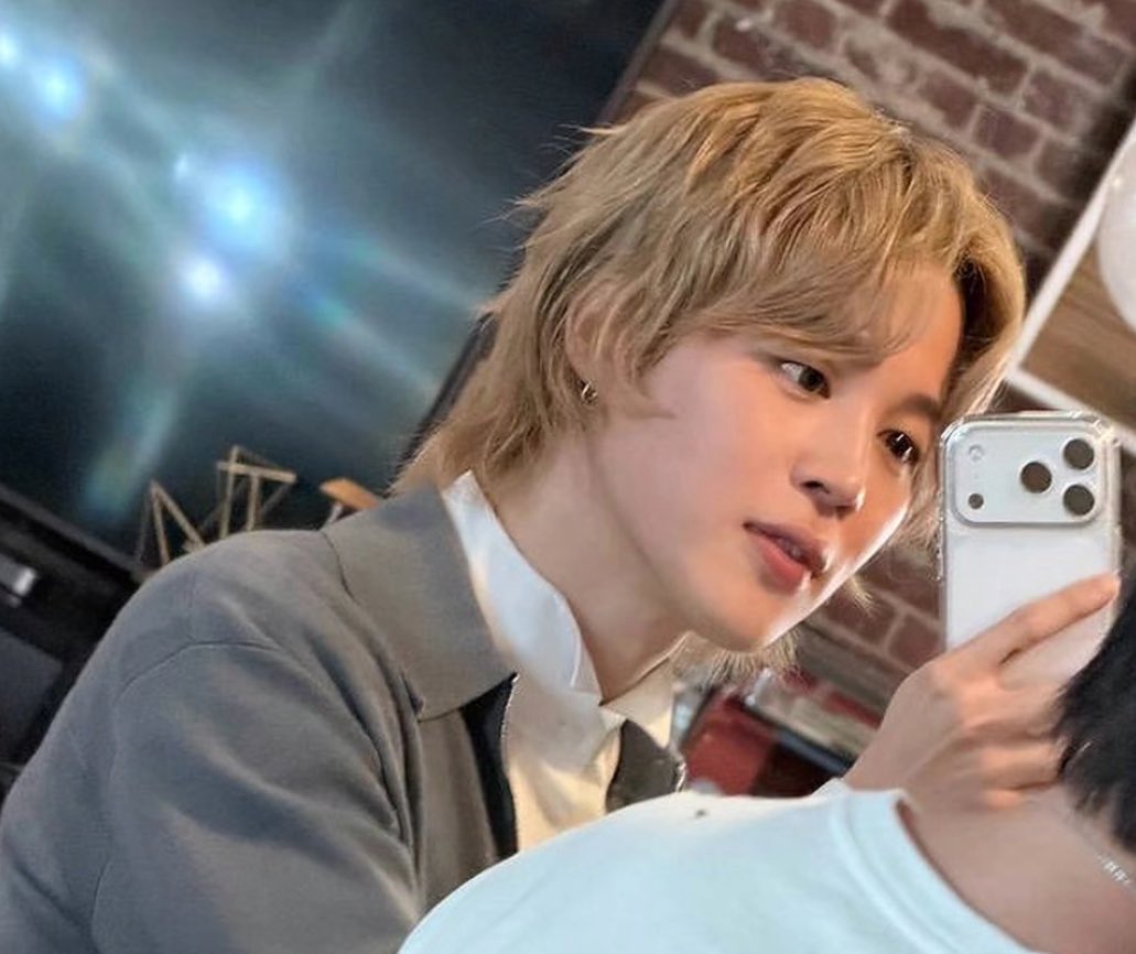 Jimin's knit tweet media