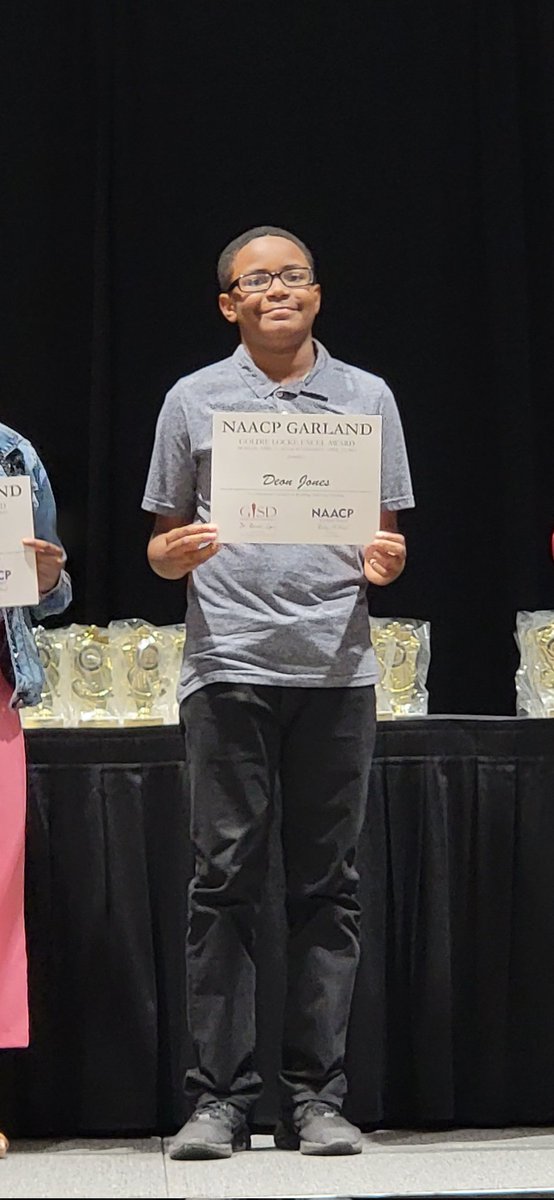 crystylements's tweet photo. GOD continues to show his goodness in the midst of heartbreak! Deréon was  one of the few middle schoolers recognized by the district today just as her brother was 3 years ago! GOD IS SO GOOD! I know mom hasn't stopped smiling 🥰. #mywholeheart https://t.co/pvs27mszJ8