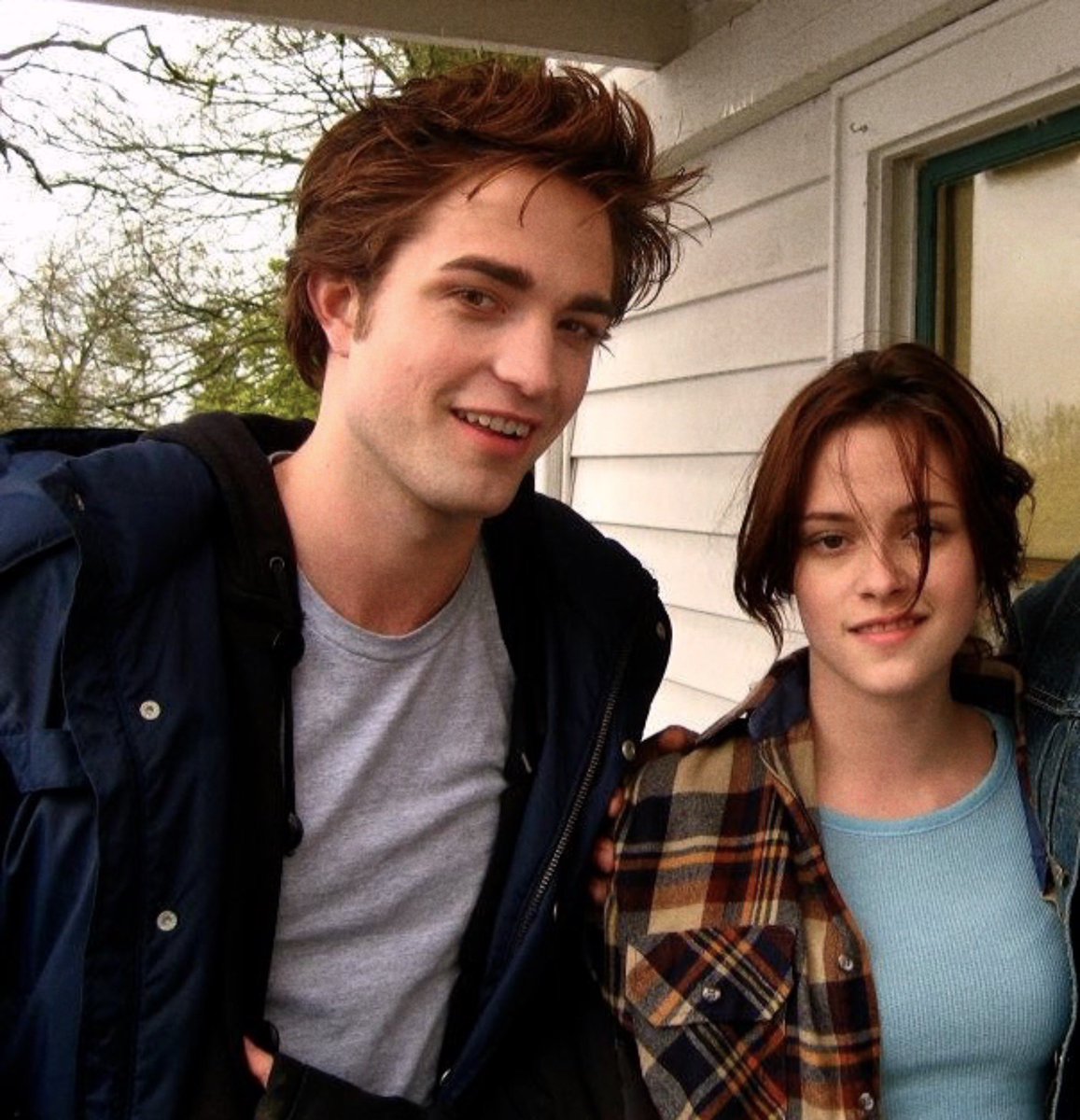 Robert Pattinson &amp; Kristen Stewart on the set of Twilight (2008)