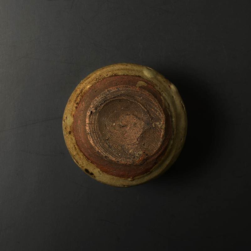 桃山時代から江戸時代初期にかけて焼成された、古唐津皮鯨のぐい吞です