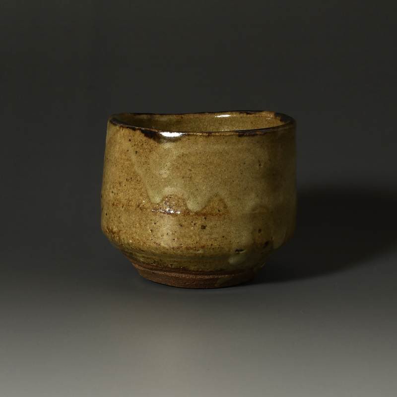 桃山時代から江戸時代初期にかけて焼成された、古唐津皮鯨のぐい吞です