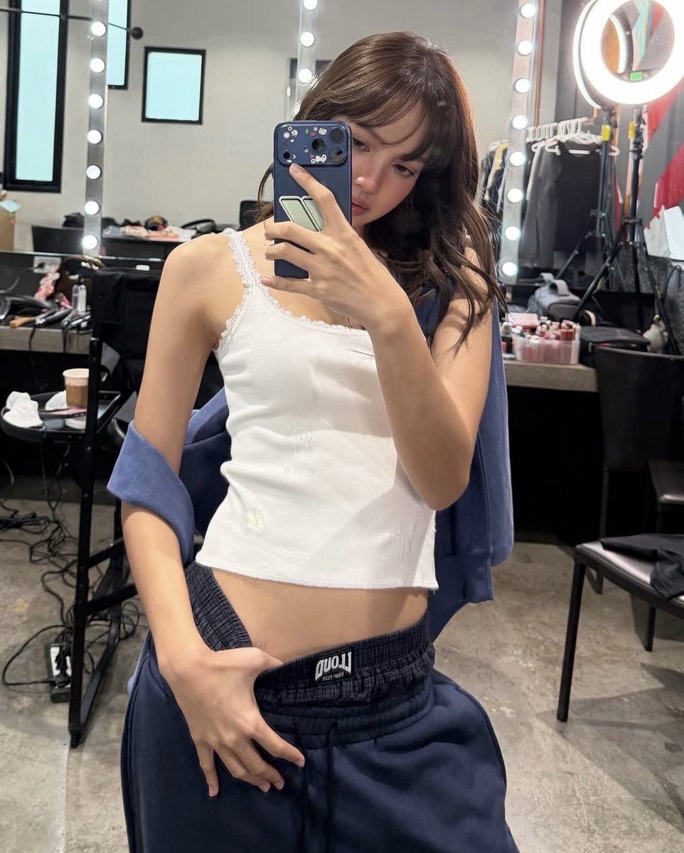 hourly lisa tweet media