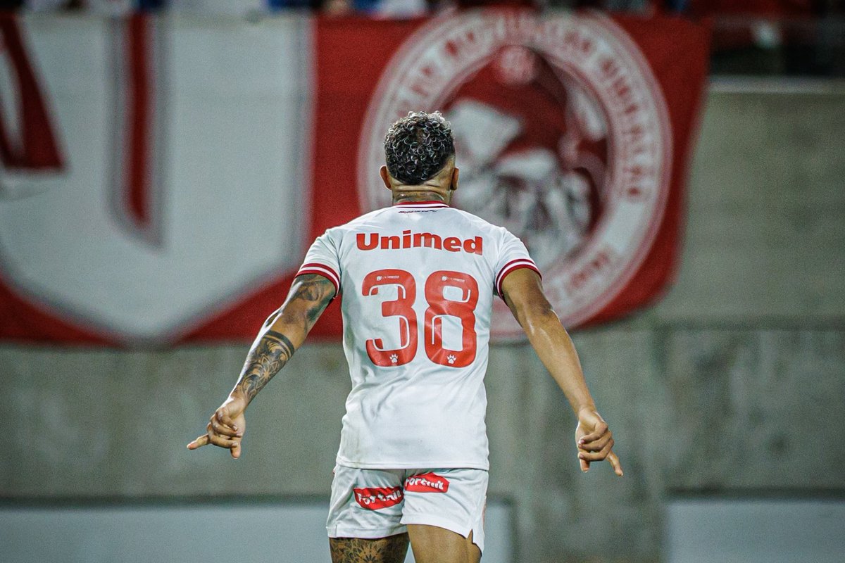 O baixinho é ensaboado. Eu avisei. Mais 2 gols para a conta, calando os críticos.  

Quando não fazia gol, já era importante taticamente. Fazia a dobra com Lucas Mendes e colocava intensidade na ponta direita. 

Agora, com confiança, ninguém segura Cassiano!