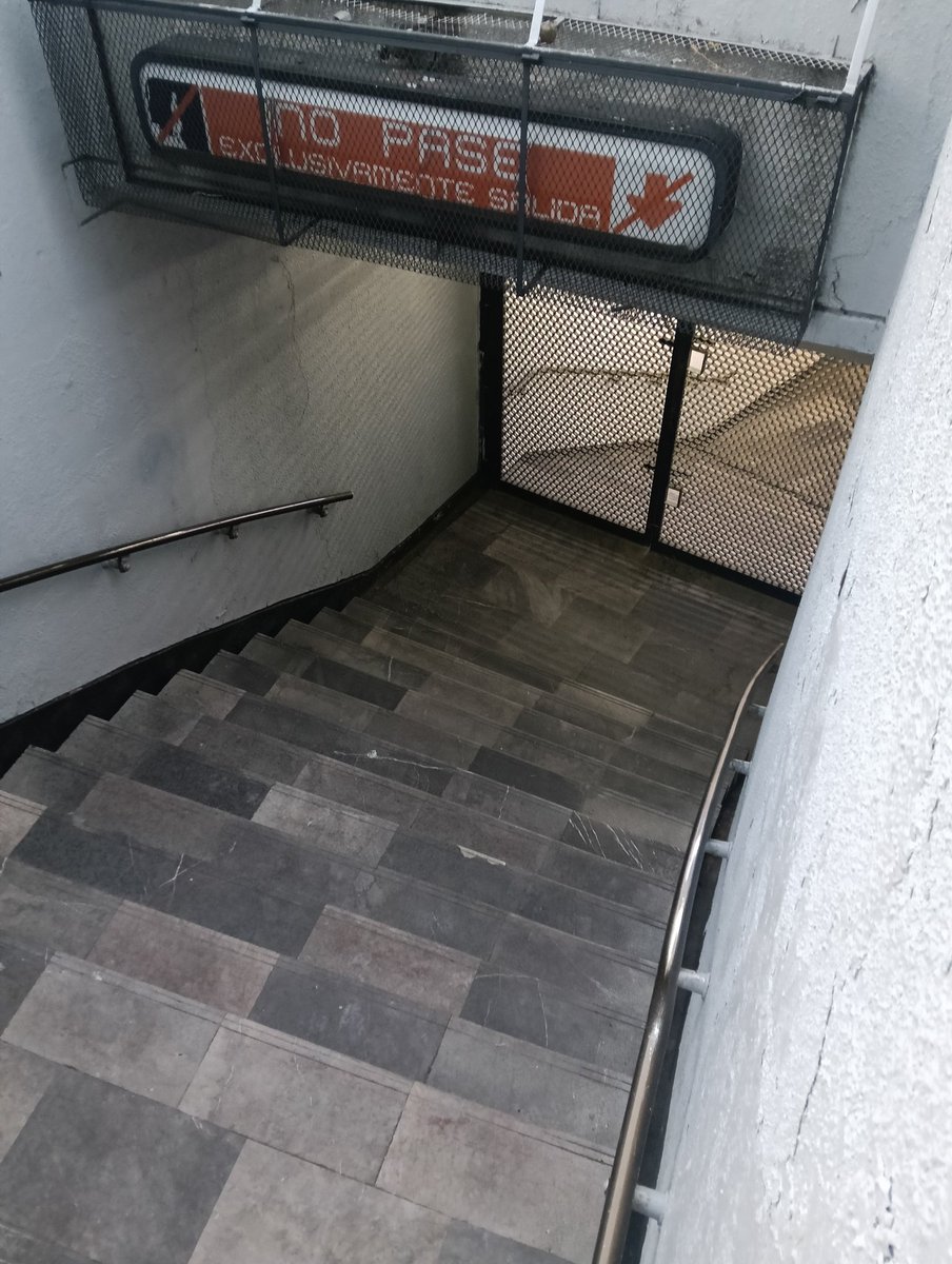 f3rCh0_KbaYo's tweet photo. @MetroCDMX llevan medio año reparando está salida del metro y nada más no concluyen, que por qué ya no les corresponde, para cuando van a abrir esta entrada??? en metro Aquiles Serdán dirección Rosario https://t.co/6HAjUGFkiA