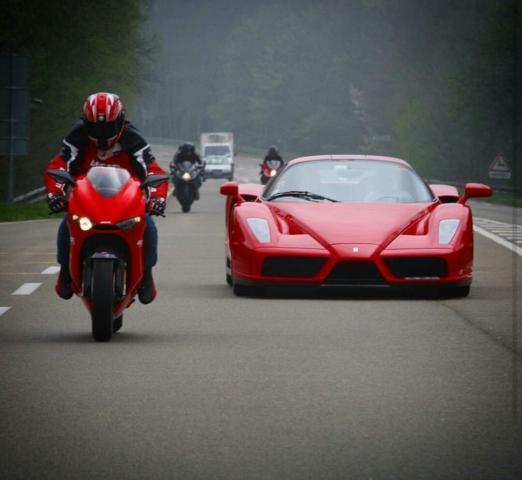 Retromania4ever's tweet image. ✅⬜🟥 #Ferrari Enzo #hypercar alongside a #Ducati #sportbike