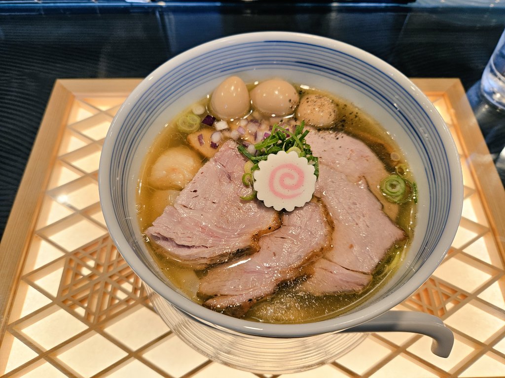 中華そば炎🔥
特製中華そば塩
ラスト炎｡ﾟ(ﾟ´ω`ﾟ)ﾟ｡
毎回煮干しのパンチが違えど毎回確実に美味しくてスープ難民は今日も確定🙆🏻‍♀️◎
プリプリの海老雲呑、お気に入りだったのになぁ🥹
新店舗でのリニューアル楽しみにしてます！🥳
兄さん猫さま、今日も心温まる時間をありがとうございましたෆ.*