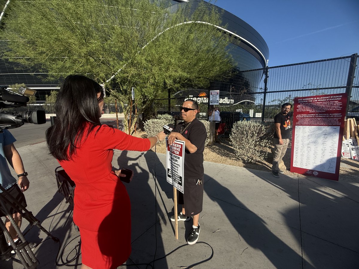 Culinary226's tweet photo. 📍Allegiant Stadium picket line
@oakviewgroup workers said it best: Allegiant Stadium is the highest-grossing stadium in the U.S. &amp; the workers who have made this venue successful shouldn't be treated as second-class workers or earn less than the Las Vegas standard. #ContractNOW https://t.co/vNH7L3rCeP