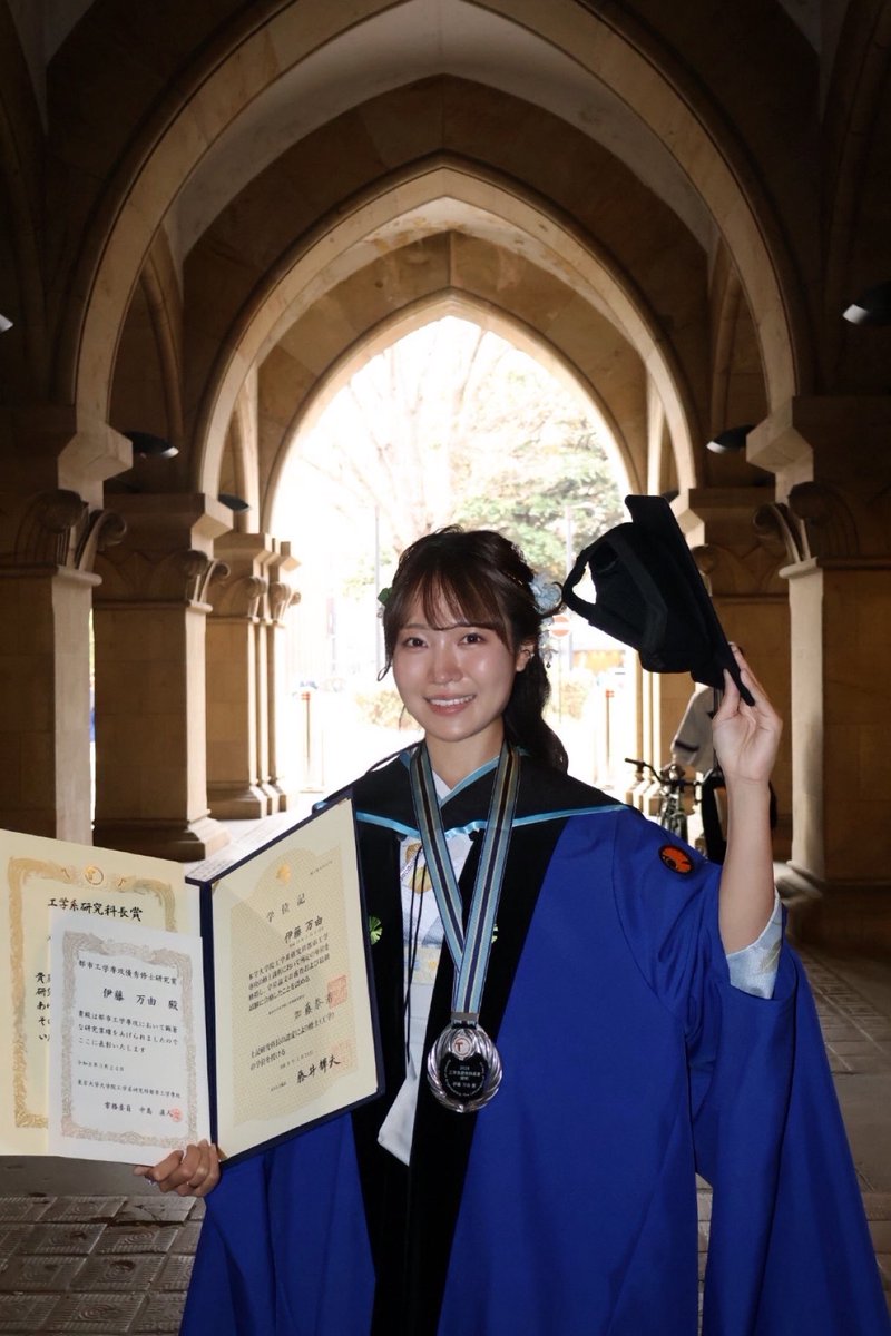Mayu_ut_'s tweet photo. 東京大学大学院を修了し、修士(工学)になりました🌸
そして、工学系研究科長賞・都市工学専攻優秀修士研究賞を受賞しました🏆

メダルもらうの夢だったので嬉しいー！
修士課程の2年間は、人生で一番充実して楽しい時間でした！
関わってくれた皆さんに心から感謝したいです💐
#東大 #卒業式 https://t.co/AW7TiwpAq2