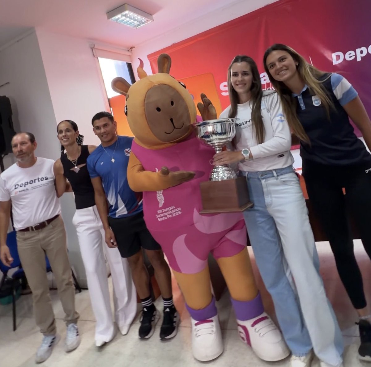 MinDesarrolloSF's tweet photo. 🏆 Se presentó la Copa Santa Fe de Atletismo

👉 El certamen se desarrollará en cinco ciudades de nuestro territorio y contará con dos categorías (Mayores y U16)

📲 Más info en https://t.co/JZDhnkXT0N https://t.co/uMEDMZH5IL