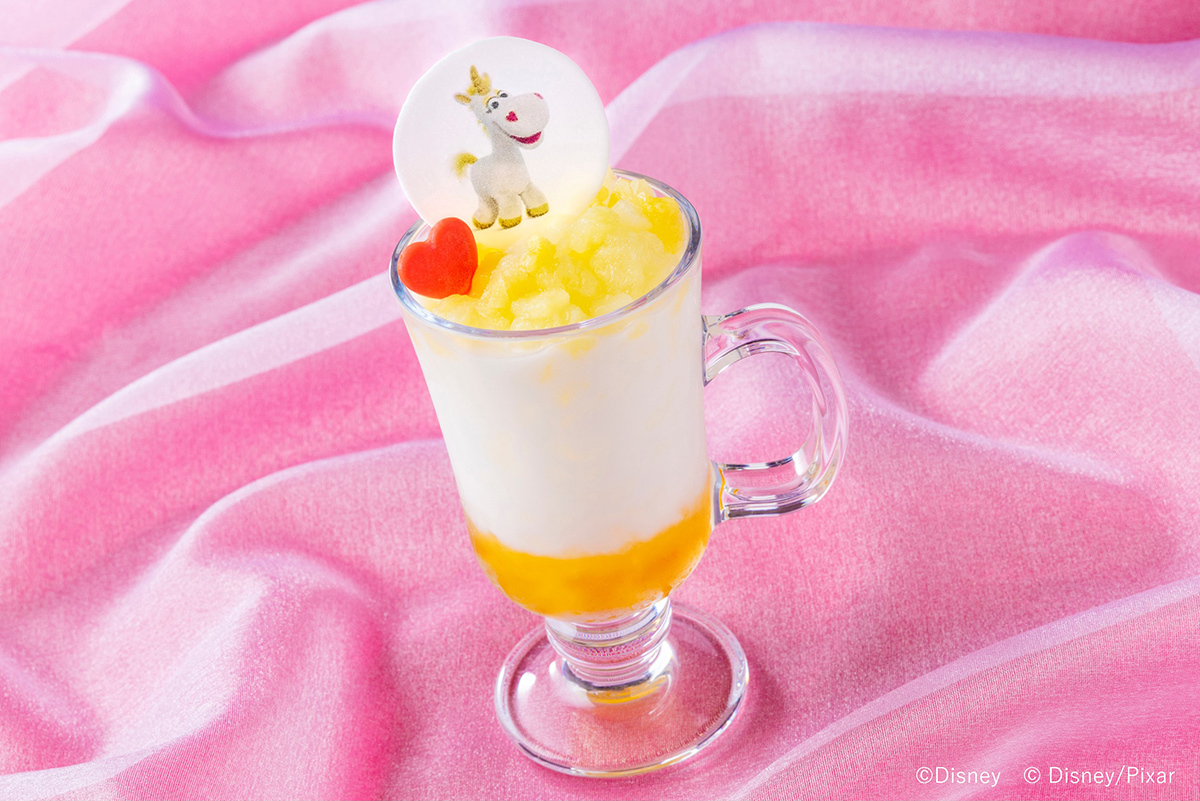 🥤キュートなドリンクが初登場❤

東京ディズニーリゾート・トイ・ストーリー®ホテルの「ロッツォ・ガーデンカフェ」で、ユニコーンのぬいぐるみ“バターカップ”をモチーフにしたスペシャルドリンクが4月1日より初登場🌟