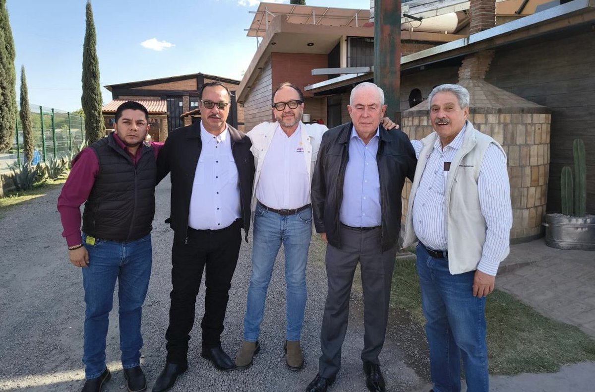 Acompañé al subsecretario de <a href="/Agricultura_mex/">Secretaría de Agricultura y Desarrollo Rural</a>, <a href="/LeonelCotaM/">Leonel Cota Montaño</a>, en conferencia de prensa junto al Gobernador de Zacatecas <a href="/DavidMonrealA/">David Monreal Ávila</a> y María Luisa Albores de Alimentación para el Bienestar.

Destacamos que:
🥳 Logramos la meta de Autosuficiencia Alimentaria de frijol en el país.