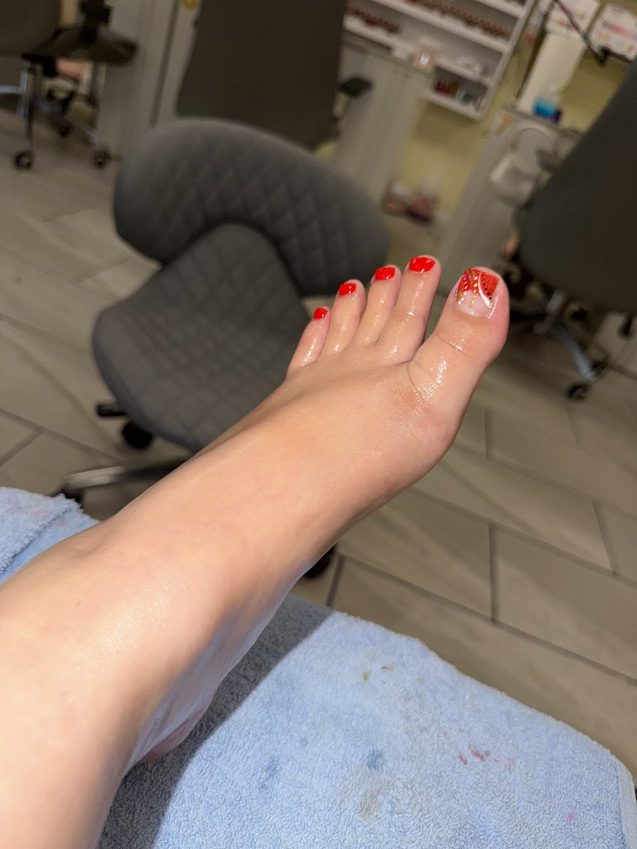 seazend's tweet photo. 90s toe design with this perfect pedicure 🥰🥰🥰 https://t.co/HxNFYVPN8Z