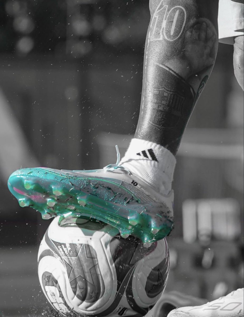 La del Mundial.
La de los 8 Balones de Oro.
La de los 900 goles.
La de las 400 asistencias.
La de los 48 títulos.

La zurda de Messi.