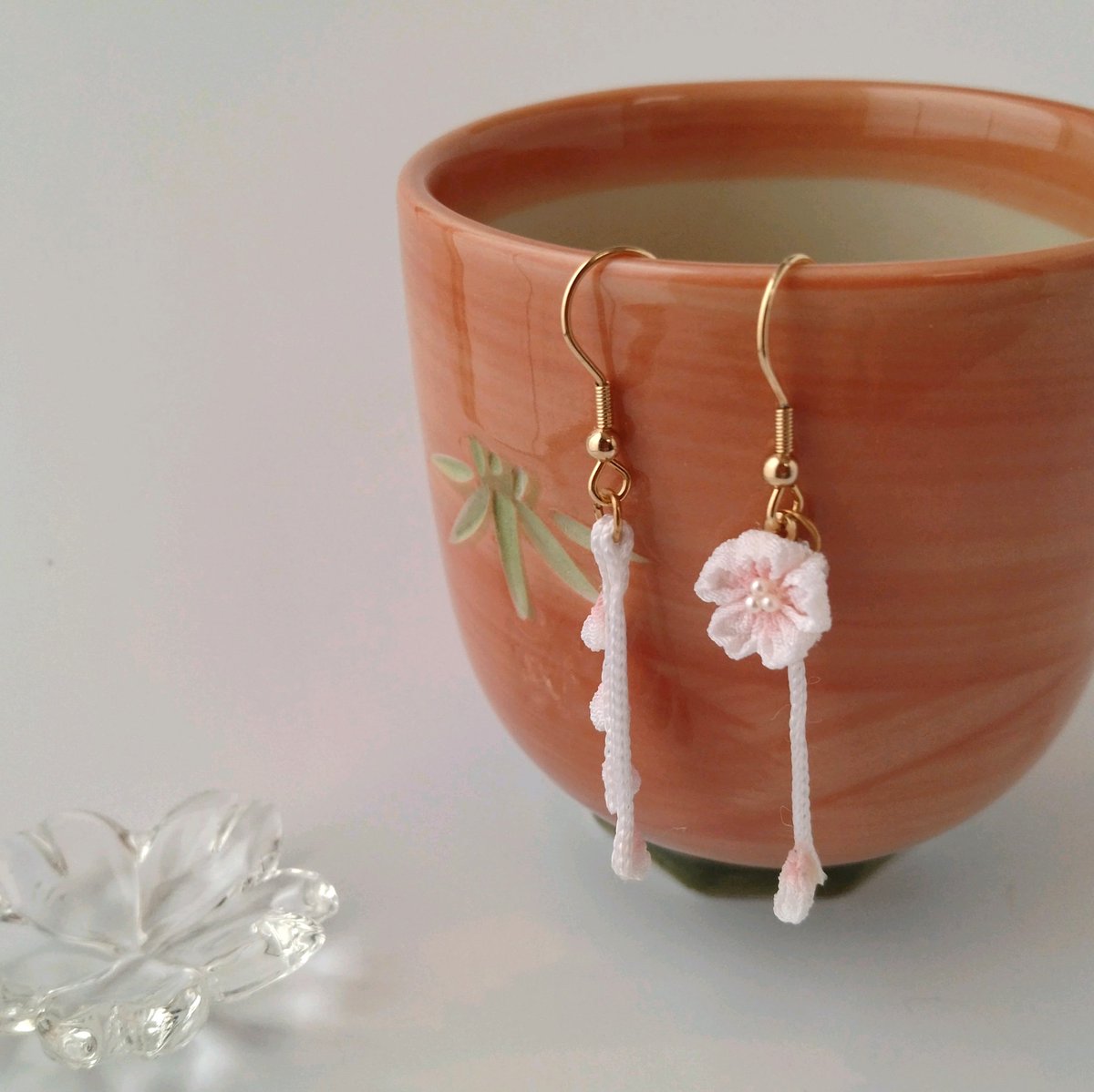 takemie2's tweet photo. 舞い散る桜のイヤリング／ピアス
アシンメトリーです🌸

Creema
https://t.co/cx8Ku4yycM

minne
https://t.co/UX4iPZl9v4

#桜　#春　#つまみ細工　#ハンドメイドアクセサリー https://t.co/I7cnhnOdvU