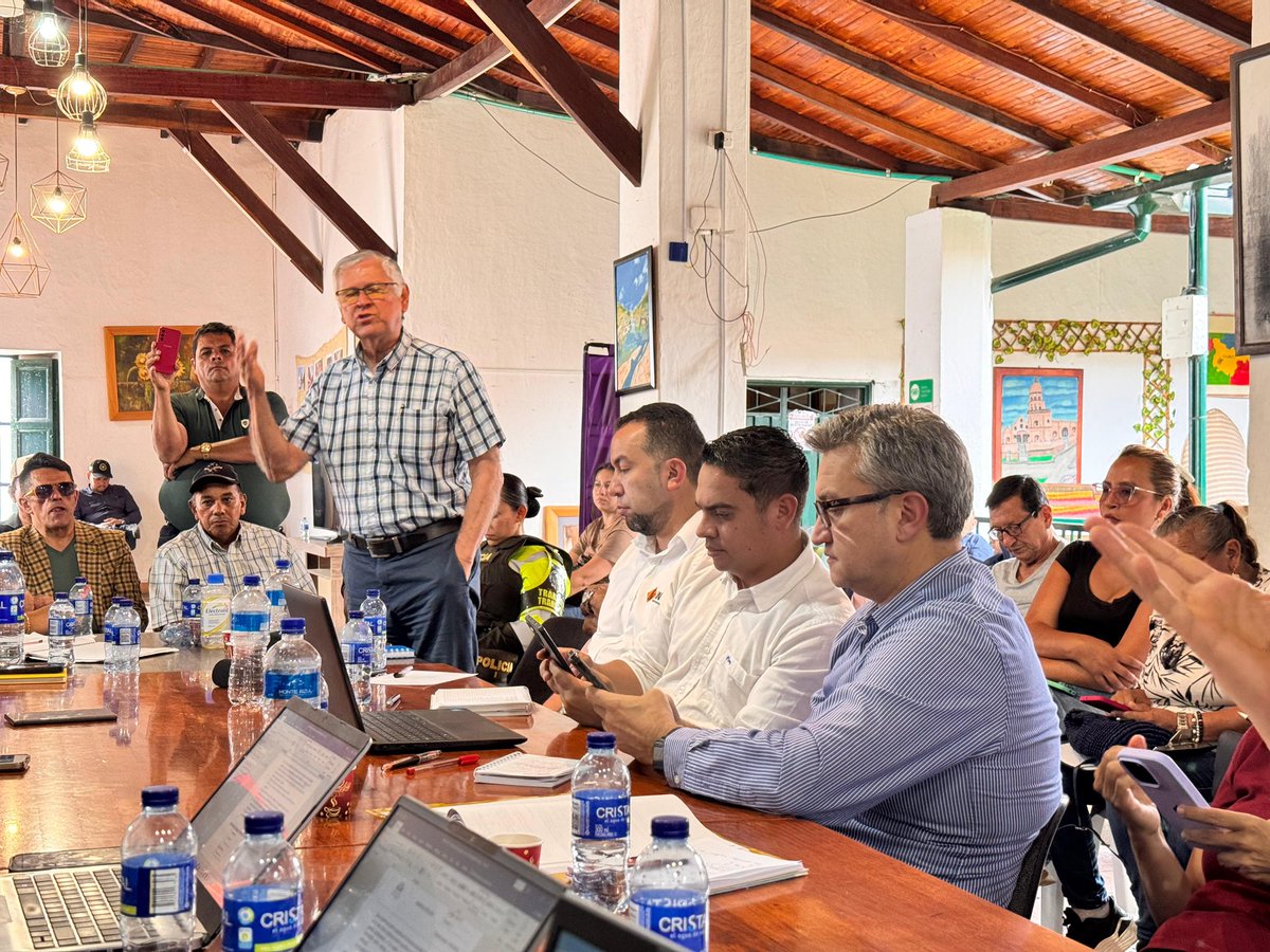 InviasOficial's tweet photo. Invías instaló mesa técnica en Curití (#Santander) para atender el paro en peajes en la vía Zipaquirá–Bucaramanga–San Alberto. Se abrió un espacio de diálogo con comunidad y transportadores. https://t.co/ohLjqr8RQp