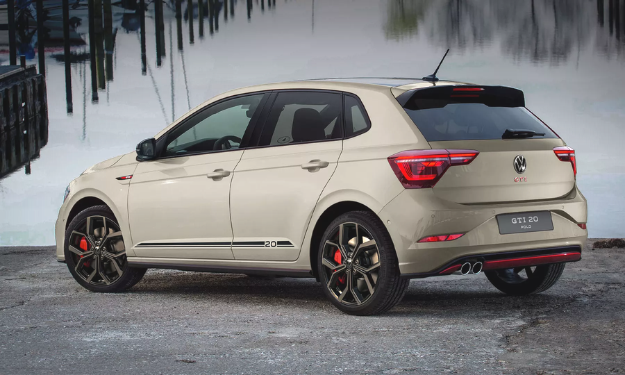 南アフリカのポロＧＴＩ２０周年モデルはリアディフーザーにも赤いラインが入ってるのか。ちょっと良いな。
vw.co.za/en/models/polo…