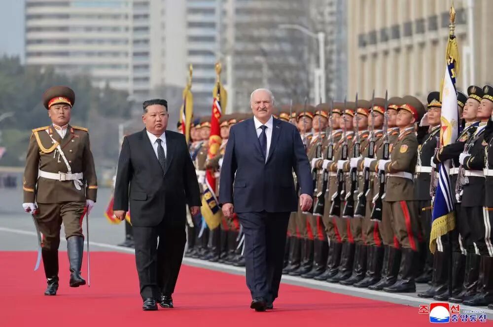 loong_of's tweet photo. Belarusian President Lukashenko has paid his first official visit to North Korea, during which the two nations signed a treaty of friendship and cooperation.

The strategic planning of the North Korean leadership has undoubtedly proven successful. The Russia-Ukraine War—coupled with the chaotic administration of South Korea's previous president—created an optimal window of opportunity for them to advance their interests amidst challenging circumstances. Consequently, North Korea’s military capabilities have achieved a leapfrog-style advancement, encompassing nuclear weapons, hypersonic missiles, new-generation tanks, modern warships, drone technology, and more. The country has received substantial aid and support from Russia and its allies within the Commonwealth of Independent States (CIS); furthermore, North Korea’s defense industries have secured a significant volume of orders, thereby enabling the nation to procure the energy and mineral resources it requires.

Belarus, too, stands in need of North Korea's support. For China, North Korea’s possession of nuclear weapons is by no means a welcome development—a stance of opposition China has consistently maintained. However, this reality has become an unstoppable fact. Given that China is unable to alter this outcome, it remains crucial for Beijing to preserve its significant economic influence over North Korea; specifically, ensuring that Pyongyang refrains from taking radical actions that could trigger a regional war constitutes China's absolute bottom line.