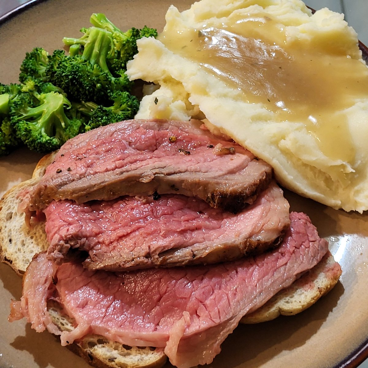 TimVieth's tweet photo. Eye of round was $3.99/lb. 500° for 15 then 300° to finish. Lil tough, may try a marinade overnight next time https://t.co/EfWhJE7F6Q