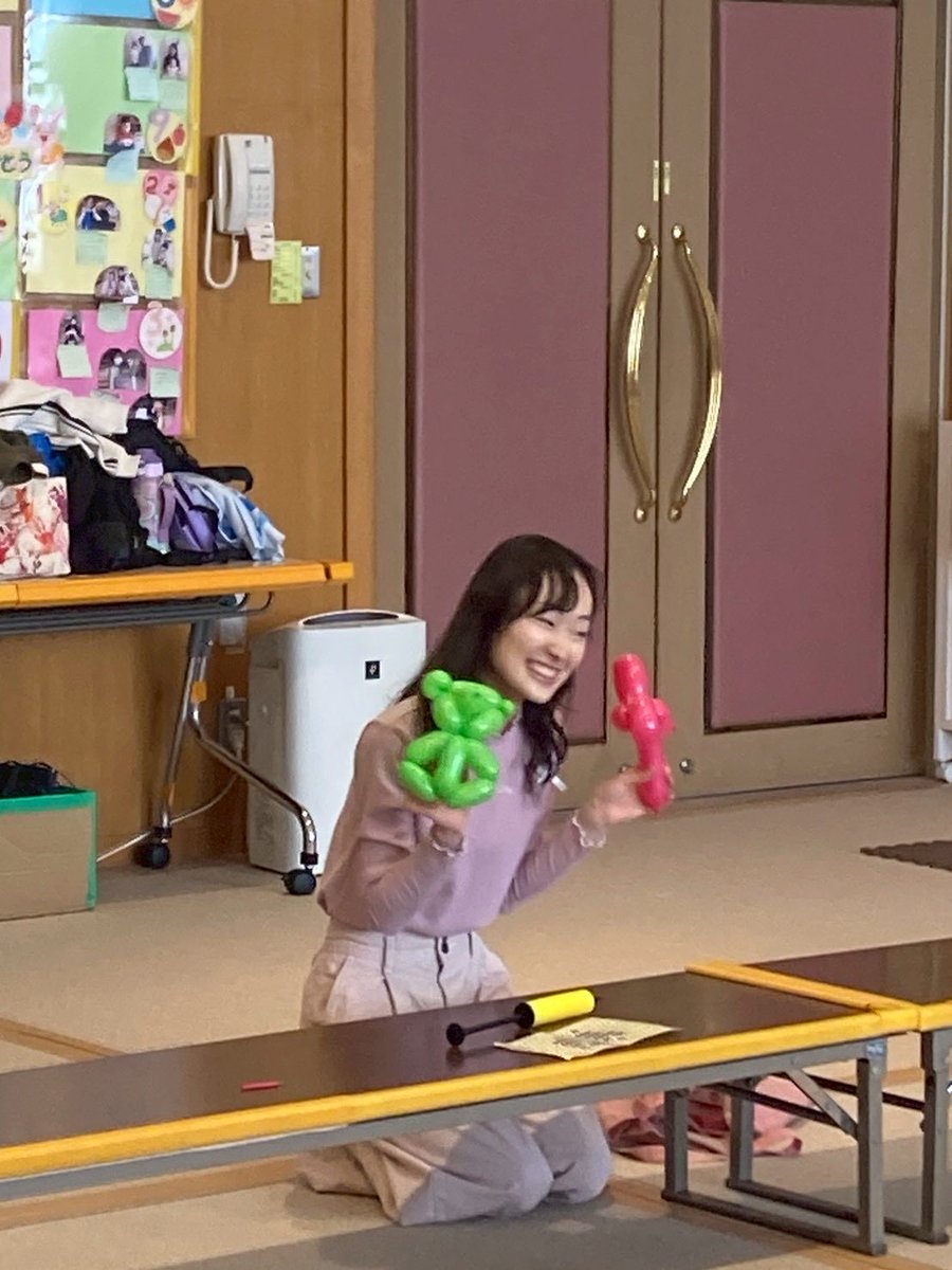 husm_magic's tweet photo. ご依頼を受け、3/24（火）に引佐子育て支援広場でのマジックショーに参加させていただきました！
たくさんのお子さんが楽しそうに見てくださり、私たちも楽しんで披露できました！✨
引佐子育て支援広場さん、ありがとうございました🥰
3/27（金）にも参加させていただきます！よろしくお願いします🙌 https://t.co/08vETZ3eat