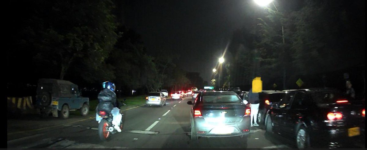 ivanbobadilla77's tweet photo. Pico y placa regional (festivos) funciona muy bien, pero no es entendible que haya trancon generado justo antes del control de policia, con vehiculos estacionados sobre la via ocupando 1 y 2 carriles. Las “personas” haciendo lo que les parece.  @ClaudiaDiazAco1 @SectorMovilidad https://t.co/87c7l7lh9I