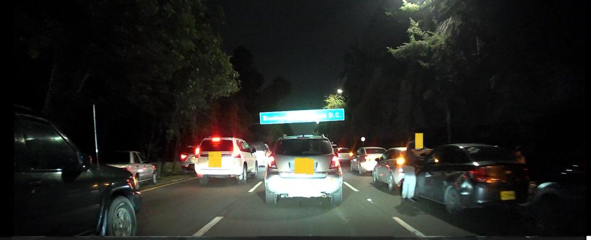 ivanbobadilla77's tweet photo. Pico y placa regional (festivos) funciona muy bien, pero no es entendible que haya trancon generado justo antes del control de policia, con vehiculos estacionados sobre la via ocupando 1 y 2 carriles. Las “personas” haciendo lo que les parece.  @ClaudiaDiazAco1 @SectorMovilidad https://t.co/87c7l7lh9I