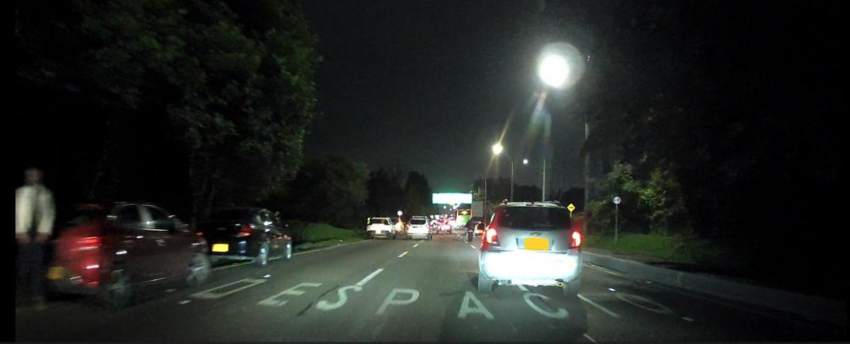 ivanbobadilla77's tweet photo. Pico y placa regional (festivos) funciona muy bien, pero no es entendible que haya trancon generado justo antes del control de policia, con vehiculos estacionados sobre la via ocupando 1 y 2 carriles. Las “personas” haciendo lo que les parece.  @ClaudiaDiazAco1 @SectorMovilidad https://t.co/87c7l7lh9I