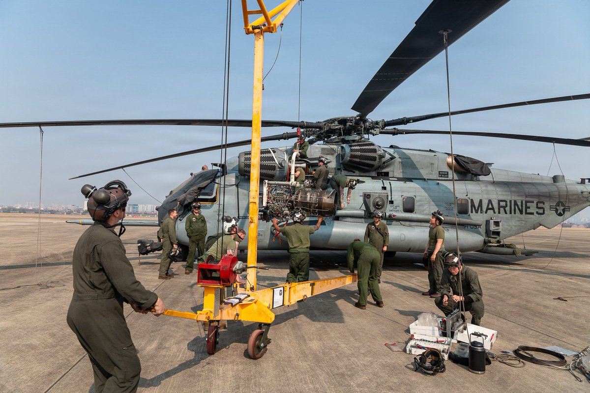1stMAW_Marines's tweet photo. Turning wrenches anywhere🛠️
U.S. #Marines with Marine Heavy Helicopter Squadron 466 replaced a #CH53E engine while deployed, demonstrating their ability to operate and conduct maintenance in austere environments.
📍 Suwon Air Base, Gyeonggi-do, South Korea, March 17, 2026 https://t.co/qzhtzAYrj0