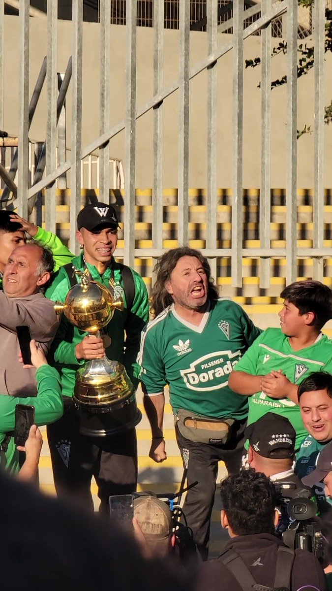 Maxi_V69's tweet photo. @alejocampusa @zorrosccar 😂😂😂 gracias por el tiempo del edit, mira te mando una foto de algo que nunca vas a ver en tu sede, una fotito que yo mismo saque, igual dentro de todo entienso tu envidia, tus canteranos son todos violetas, los mios son campeones de america https://t.co/aXRrE7oKm0