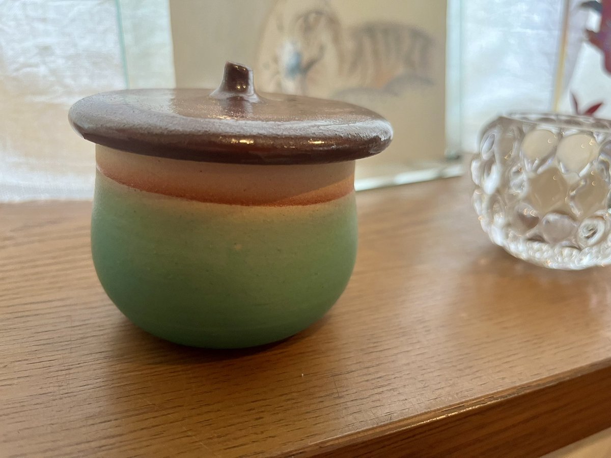 おはようございます😊

読谷村にある沖縄雑貨ソライルさんで購入したやちむんキャンドル🕯️✨
ここでしか手に入らないステキな逸品です🩵
　今日のような雨の日
　優しい香りで癒されてみよう