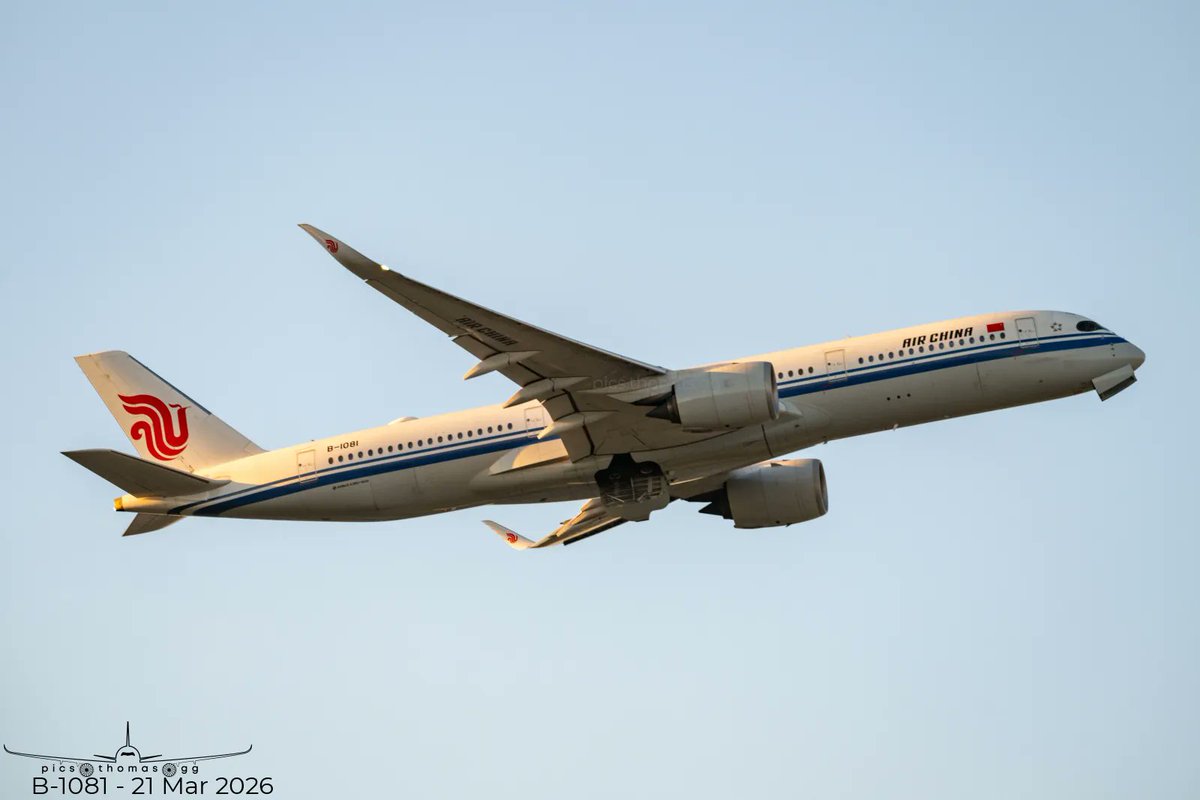 picsthomasgg's tweet image. #A350 @AirChinaNA B-1081 catching the sun on departure out of Heathrow on Saturday evening's CA856