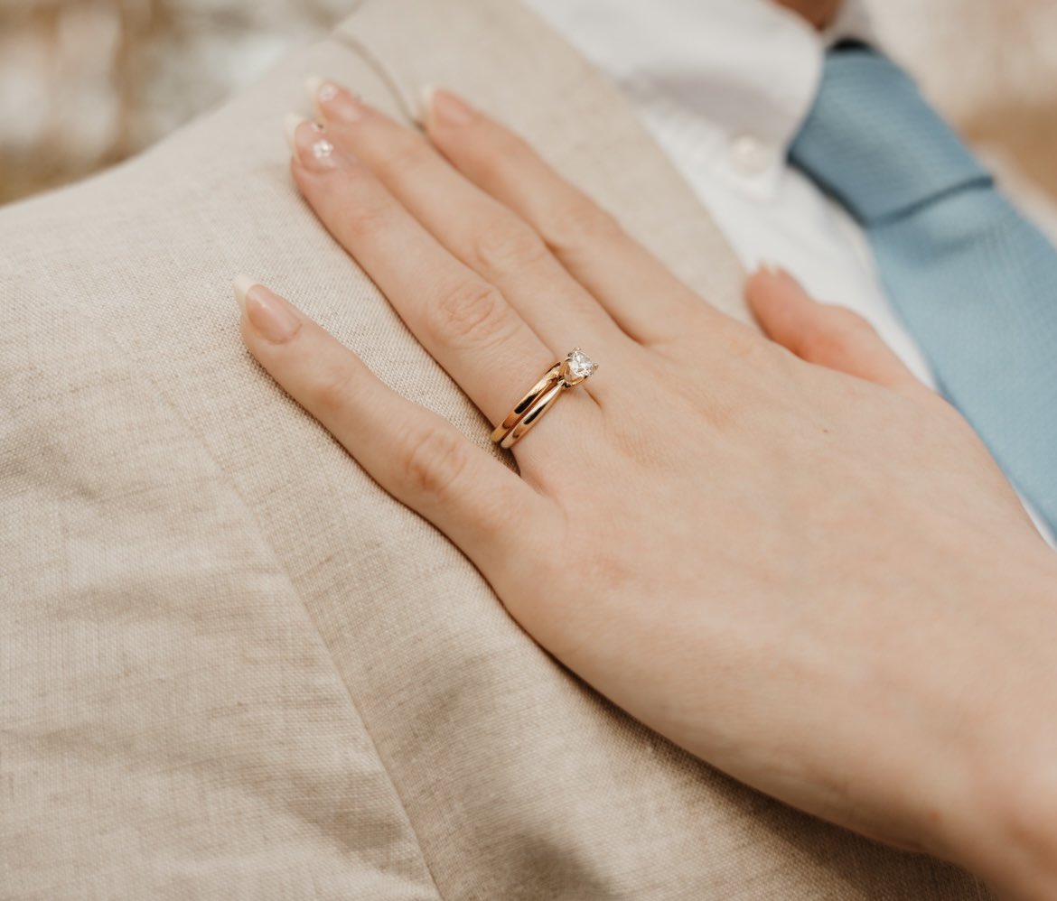 very strange girl tweet media