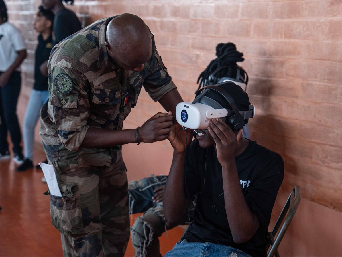 CDC_9eRIMa's tweet photo. Le @9eRima engagé aux côtés des jeunes à Cayenne, en #Guyane 🎓

Des ateliers transmission, armement, ration de combat, parcours de tir, et hamac, pour une immersion concrète dans la réalité du soldat.

➡️ Susciter des vocations et partager notre engagement.

#Orion #Jeunesse https://t.co/yqgwrv6D6Z