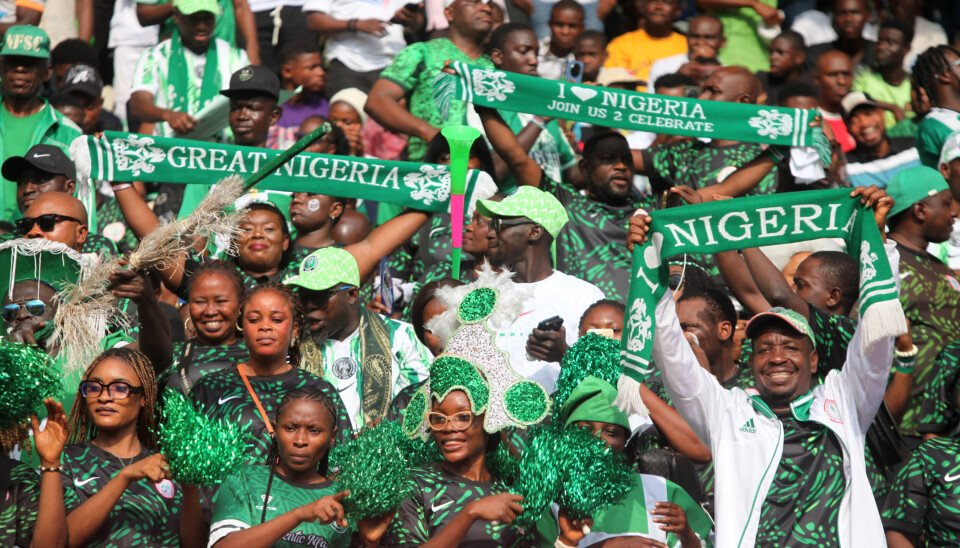 Extracts tweet media