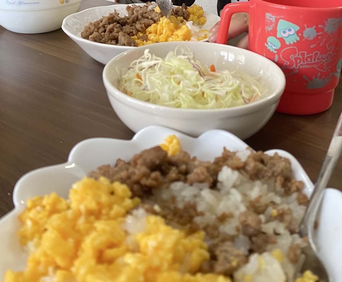 3/26
ハンバーグ、ひじき煮、卵焼き🍱

2枚目は昨日の小2長男ランチ、そぼろご飯です😊美味しすぎて2人で沢山食べました！今日は雨だから家で過ごしているので、何かつくってくれることを期待します🥰

#旦那弁当 #お弁当作り楽しもう部